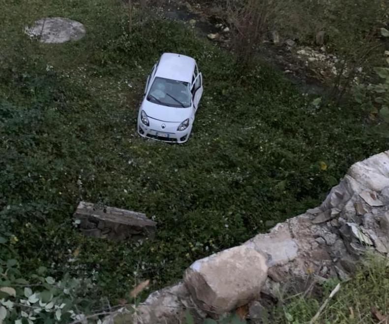 Polinago Fa retromarcia e precipita dal ponte 