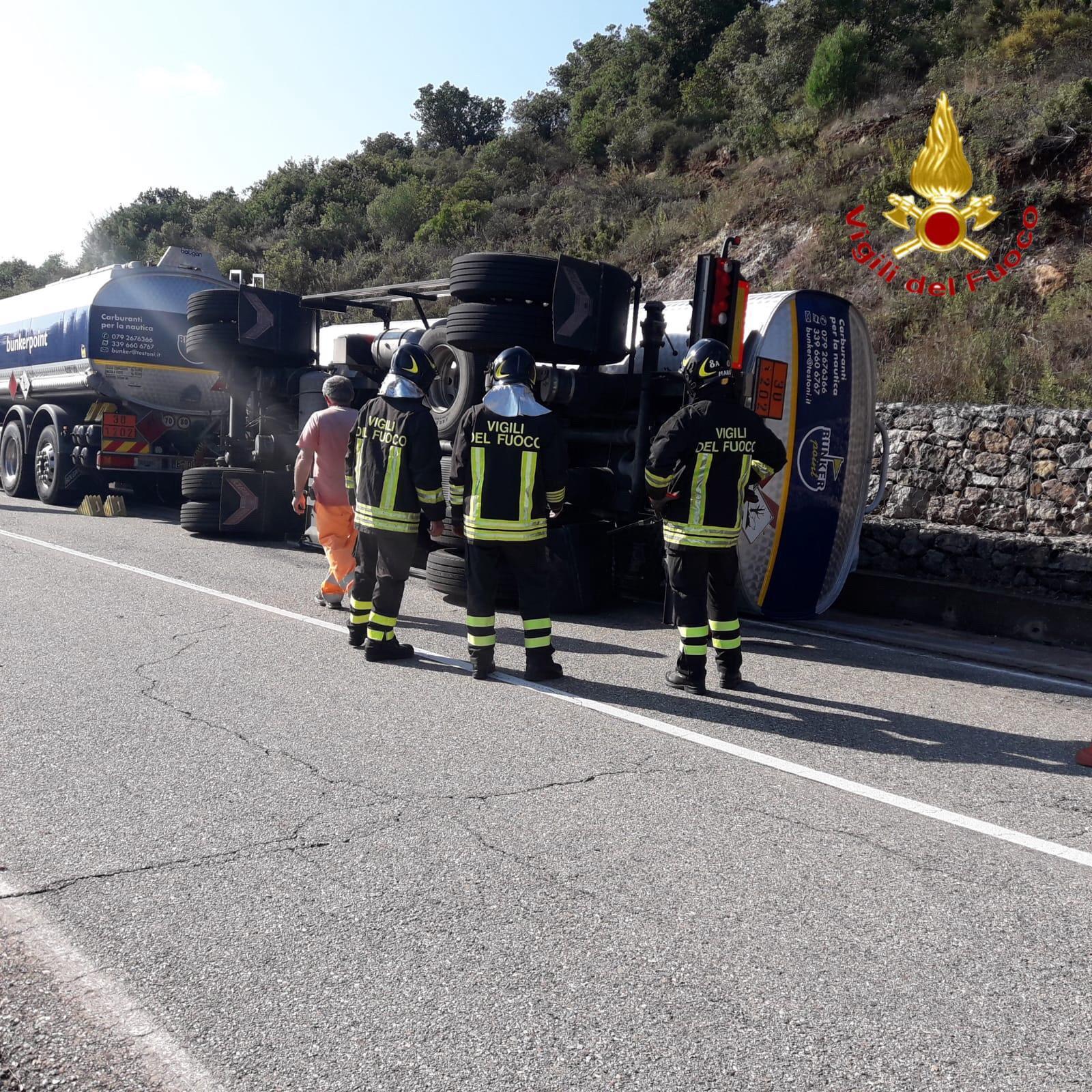 Spettacolare incidente a Perdasdefogu, si ribalta un'autocisterna carica di carburante 