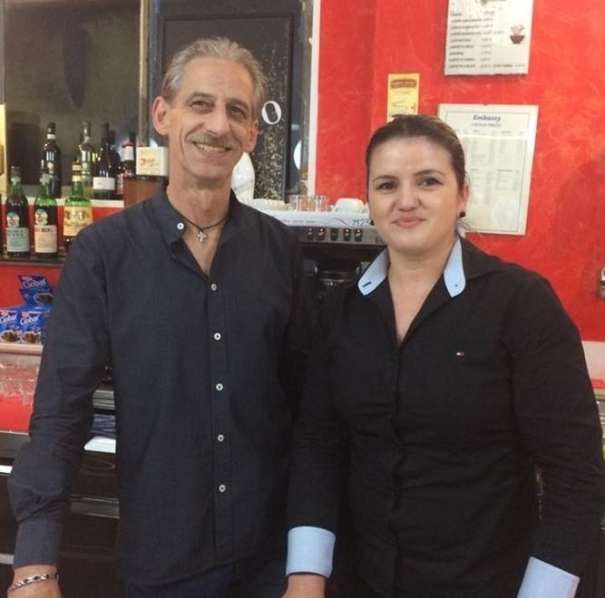 «Qui all’Embassy il tempo si ferma, tra un buon caffé e le carte al tavolo» 