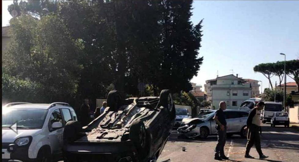 Auto si ribalta, illesa la conducente