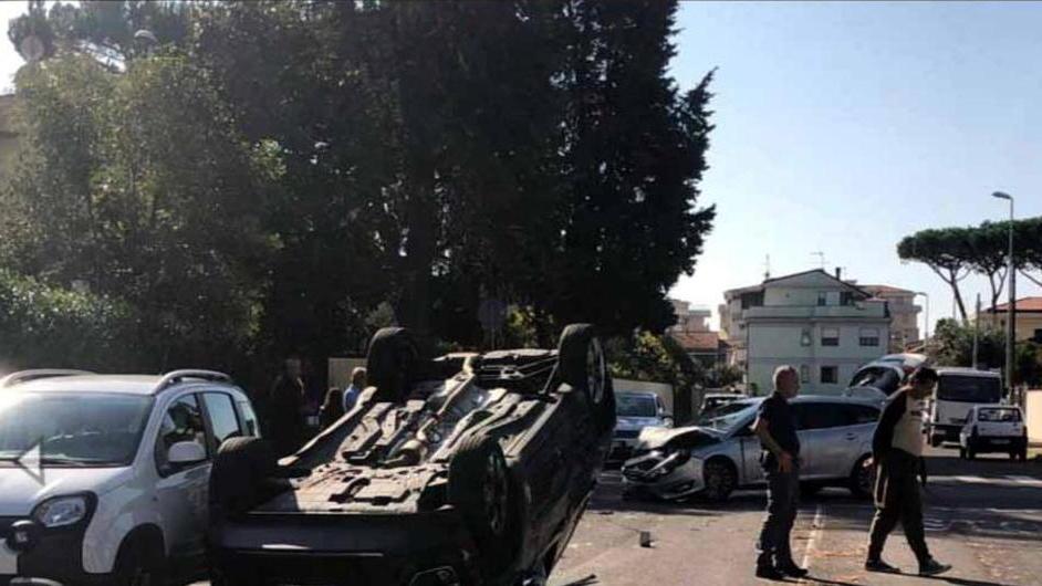 Auto si ribalta, illesa la conducente