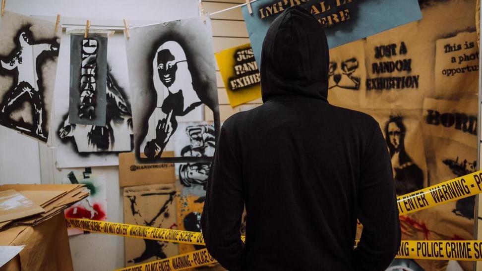 “Random Guy exhibition” La prima volta “pubblica” dell’artista misterioso