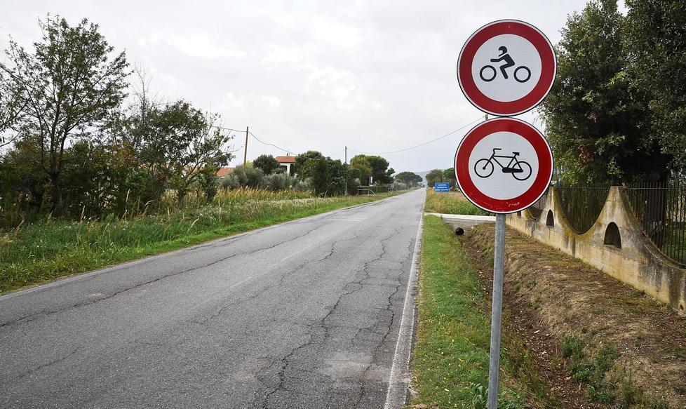 Strada vietata alle bici Ma il cartello si trova dopo tre chilometri