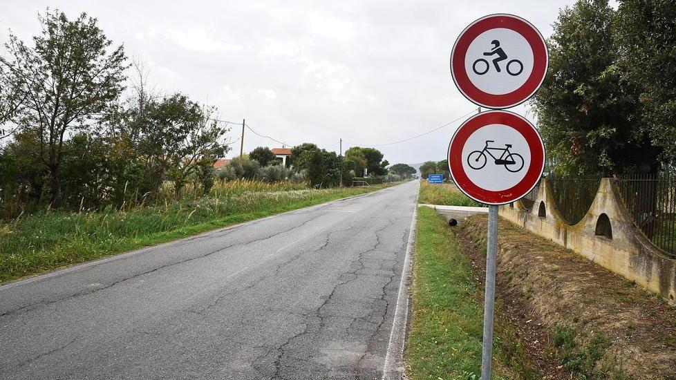 Strada vietata alle bici Ma il cartello si trova dopo tre chilometri