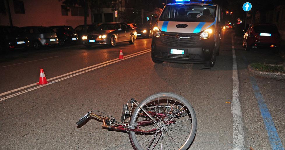 Auto travolge bicicletta