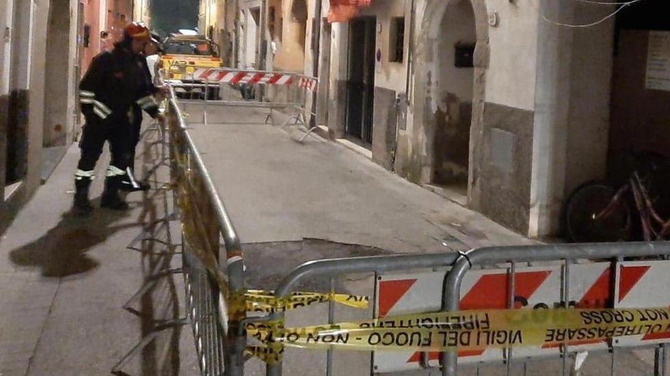 Crolla trave del tetto di un edificio del centro, paura e famiglie evacuate