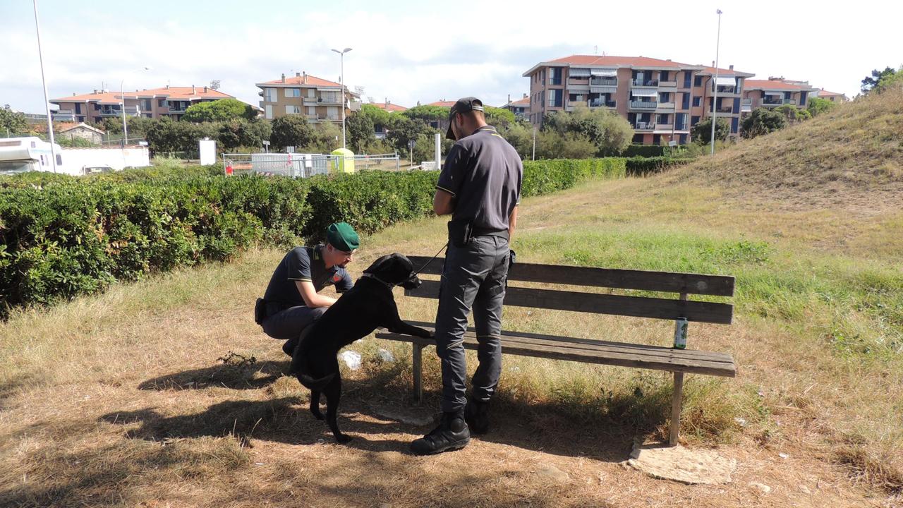 Militari della guardia di finanza durante il blitz