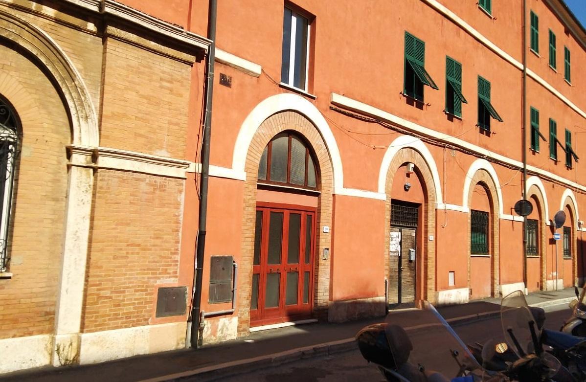 Il palazzo che ospitava in passato la polizia municipale di Orbetello (foto Enzo Russo)