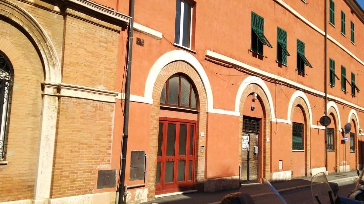 Il palazzo che ospitava in passato la polizia municipale di Orbetello (foto Enzo Russo)