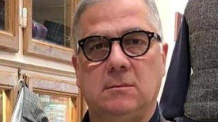 Incrocia in strada il ladro di jeans del suo negozio e riesce a farlo arrestare