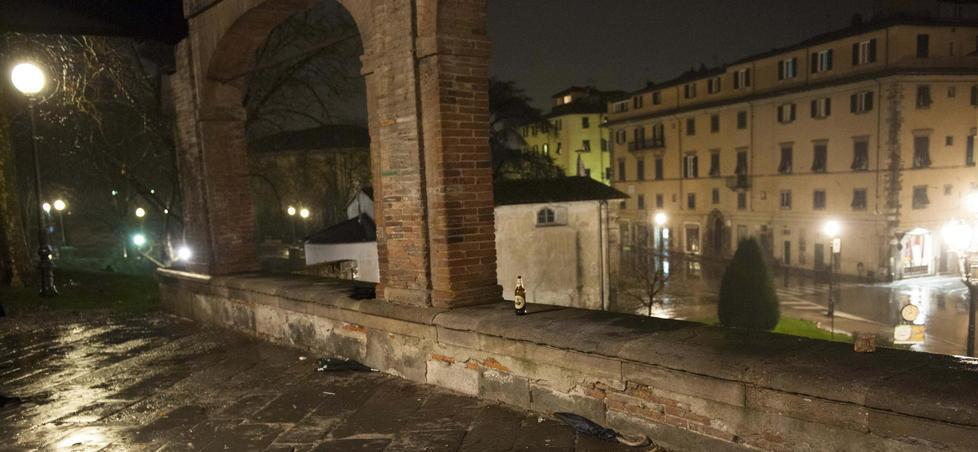 Bottiglie giù dal castello di Porta San Pietro. Arriva la polizia ma i vandali sono scappati 