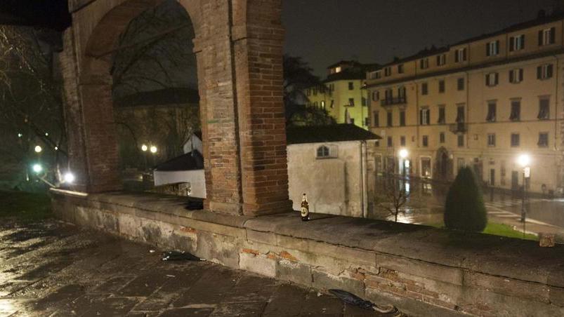 Bottiglie giù dal castello di Porta San Pietro. Arriva la polizia ma i vandali sono scappati