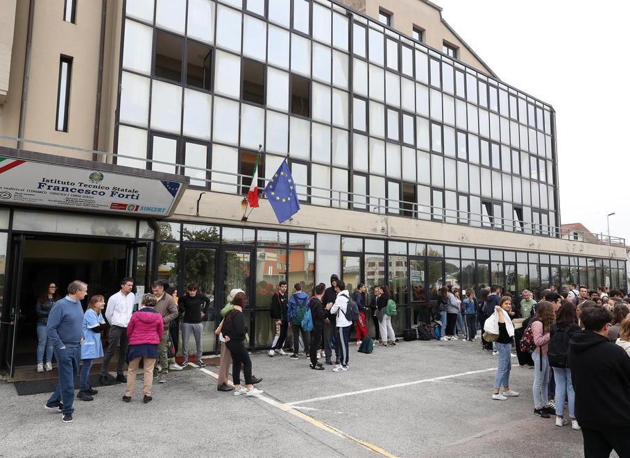 Gli studenti radunati davanti all’ingresso dell’Istituto tecnico “Francesco Forti” di Monsummano a causa dell’allagamento della scuola (Foto Lorenzo Innocenti)