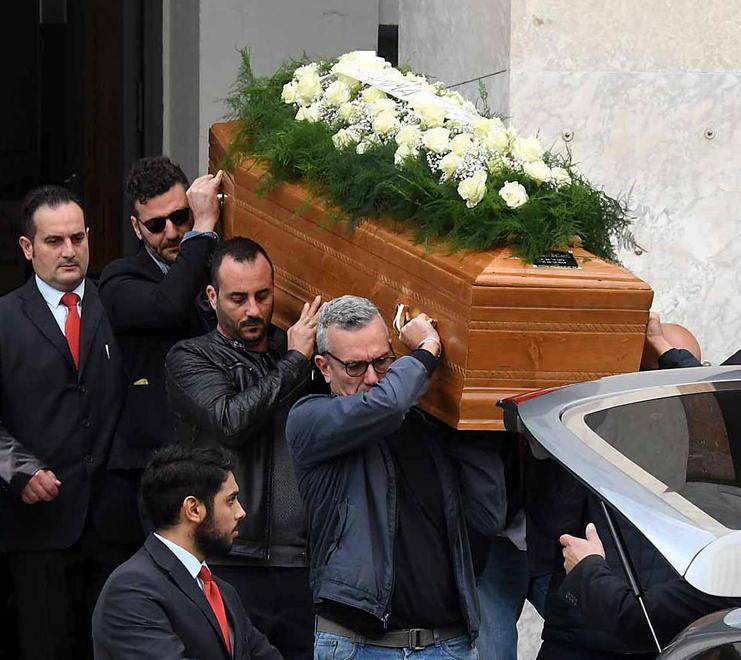 Gli amici portano a spalla il feretro di Alessio Bellanti ieri mattina a San Sebastiano