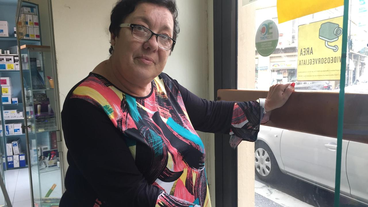 Ornella Dal Canto di fronte alla porta forzata del suo negozio