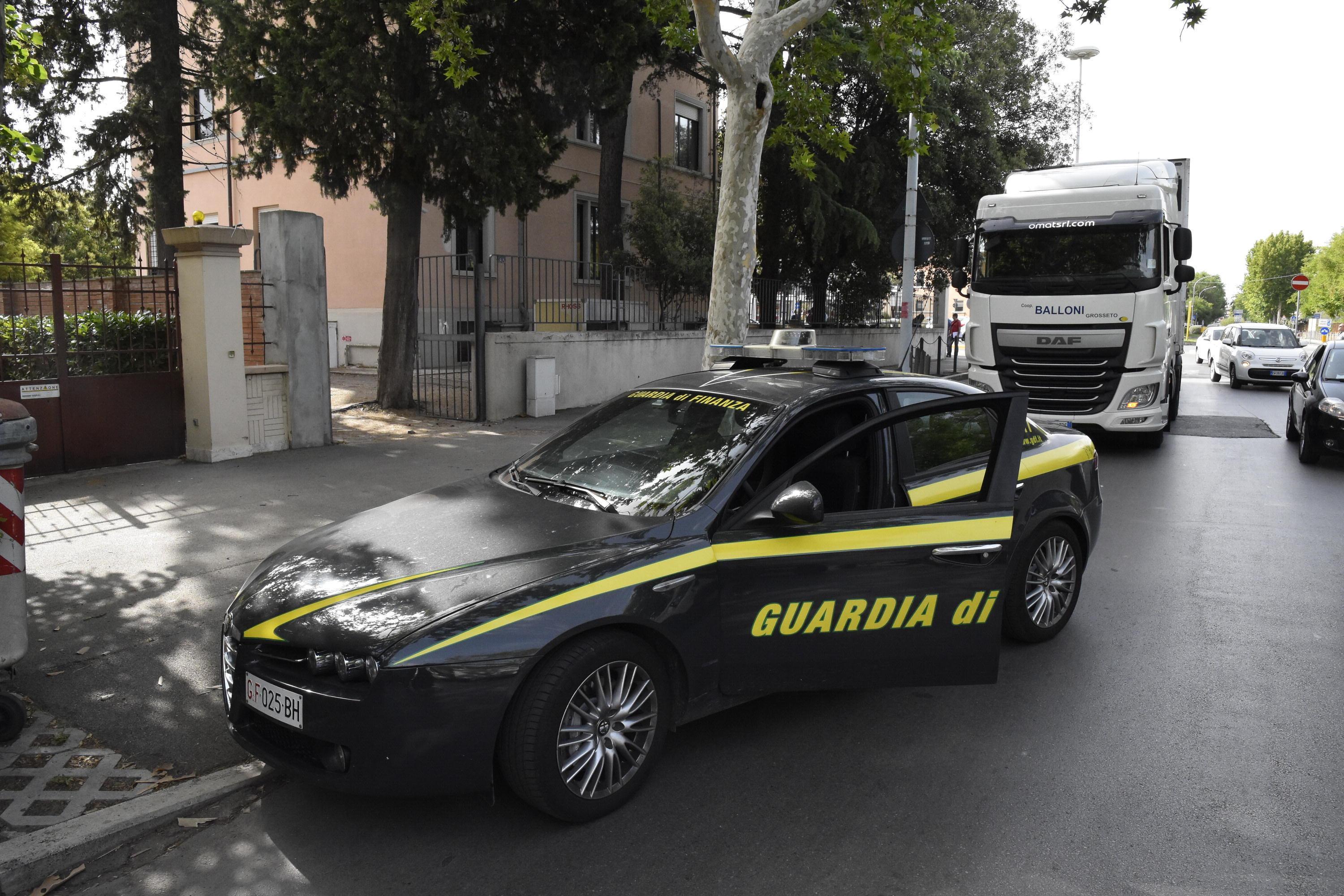 Dietro al circolo il giro di prostituzione: evasi oltre 200mila euro