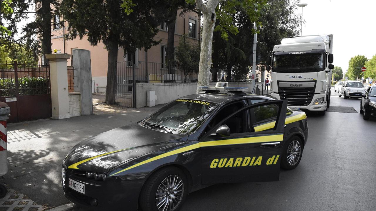 Dietro al circolo il giro di prostituzione: evasi oltre 200mila euro