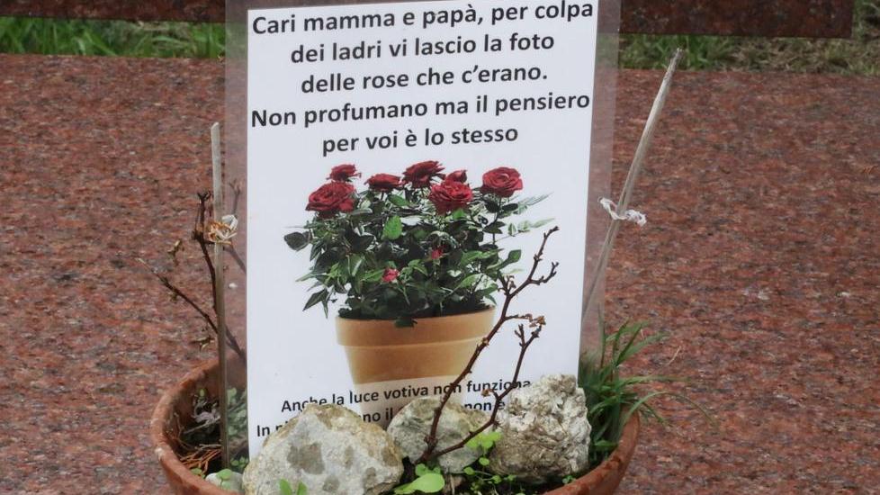 Reggio Emilia, contro i ladri nei cimiteri telecamere e fiori in... foto