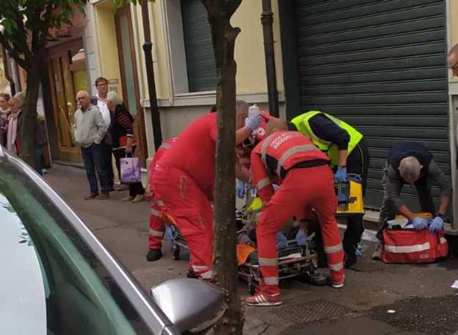 Malore in via Fratti: commerciante salvato dal defibrillatore