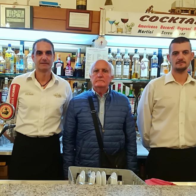 Al bar Da Maurin dove i bicchieretti si bevevano al metro e assieme a fantasmi 