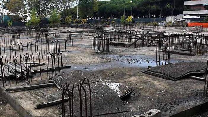 La “pratica” è ancora ferma e il maxi cantiere è un rudere