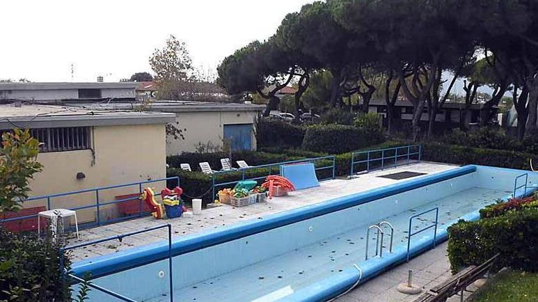 Vandali in piscina, distrutto un muro