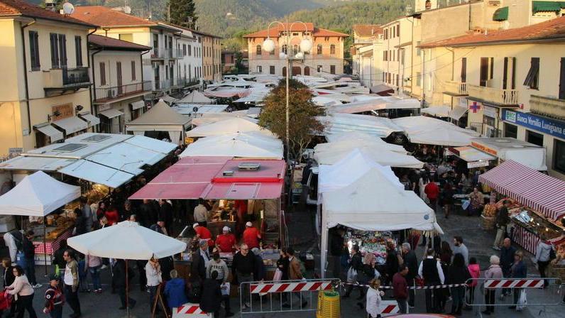 Tre giorni e 300 banchi nelle vie di Camaiore per la fiera di Ognissanti