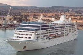 Anche l’Azamara Quest è attesa in rada 