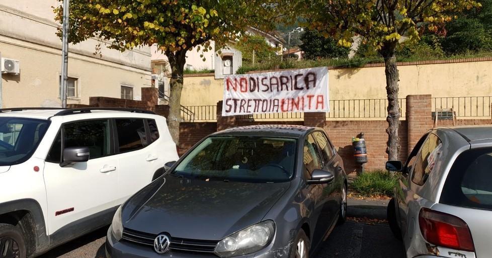 Striscioni contro cava Fornace
