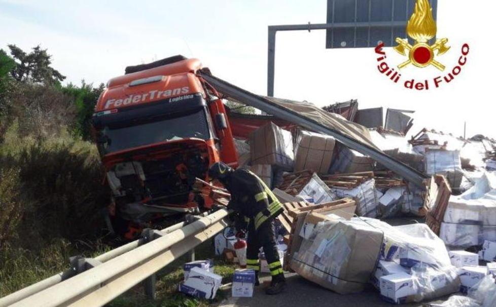 Schianto tra due camion Tir perde il carico e Aurelia bloccata per ore