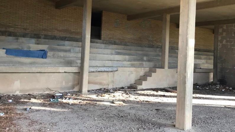 Degrado e schiamazzi intorno alla palestra «Recinteremo l’area»