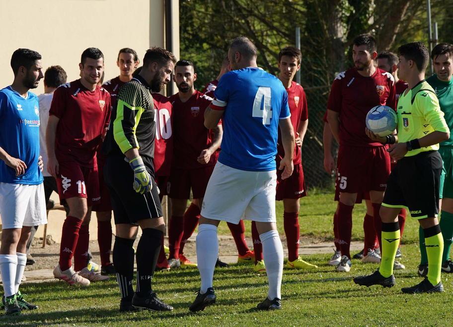 L’atteso derby diventa un inno alla sportività: 1-1 e tutti al bar 
