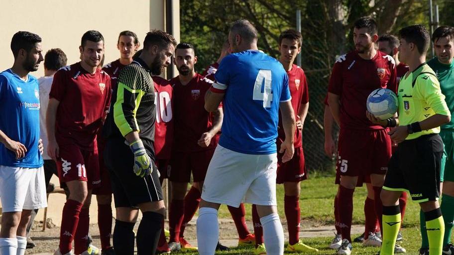 L’atteso derby diventa un inno alla sportività: 1-1 e tutti al bar
