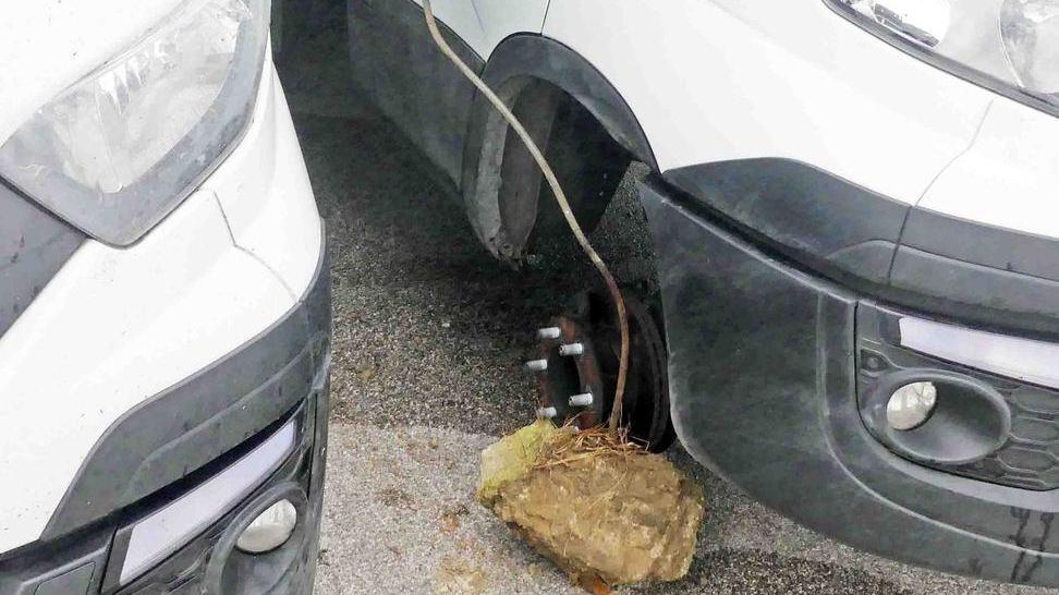 Rubano sei gomme dai furgoni in sosta