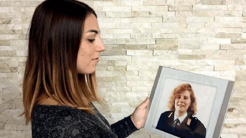 Emanuela Loi con la foto di sua zia, uccisa nella strage di via D'Amelio 28 anni fa