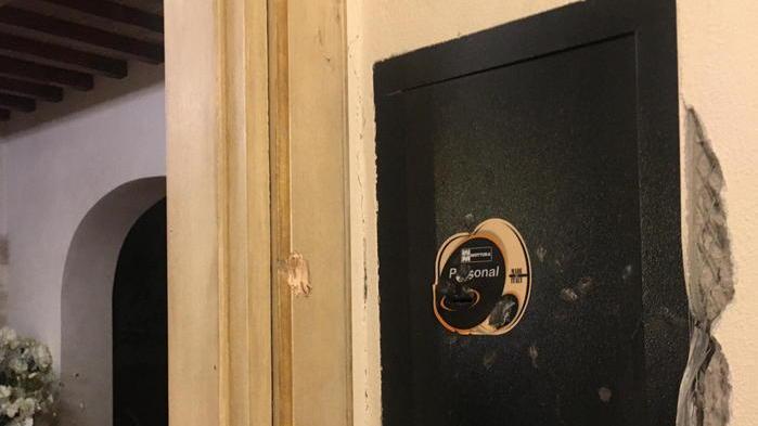 Passa dal tetto e prende a picconate una cassaforte