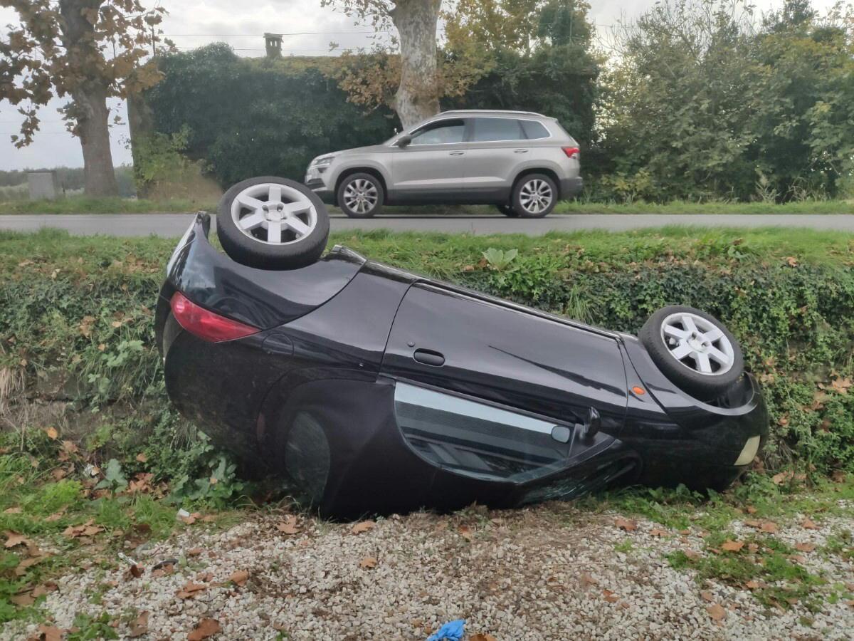L'auto nel fosso dopo l'incidente
