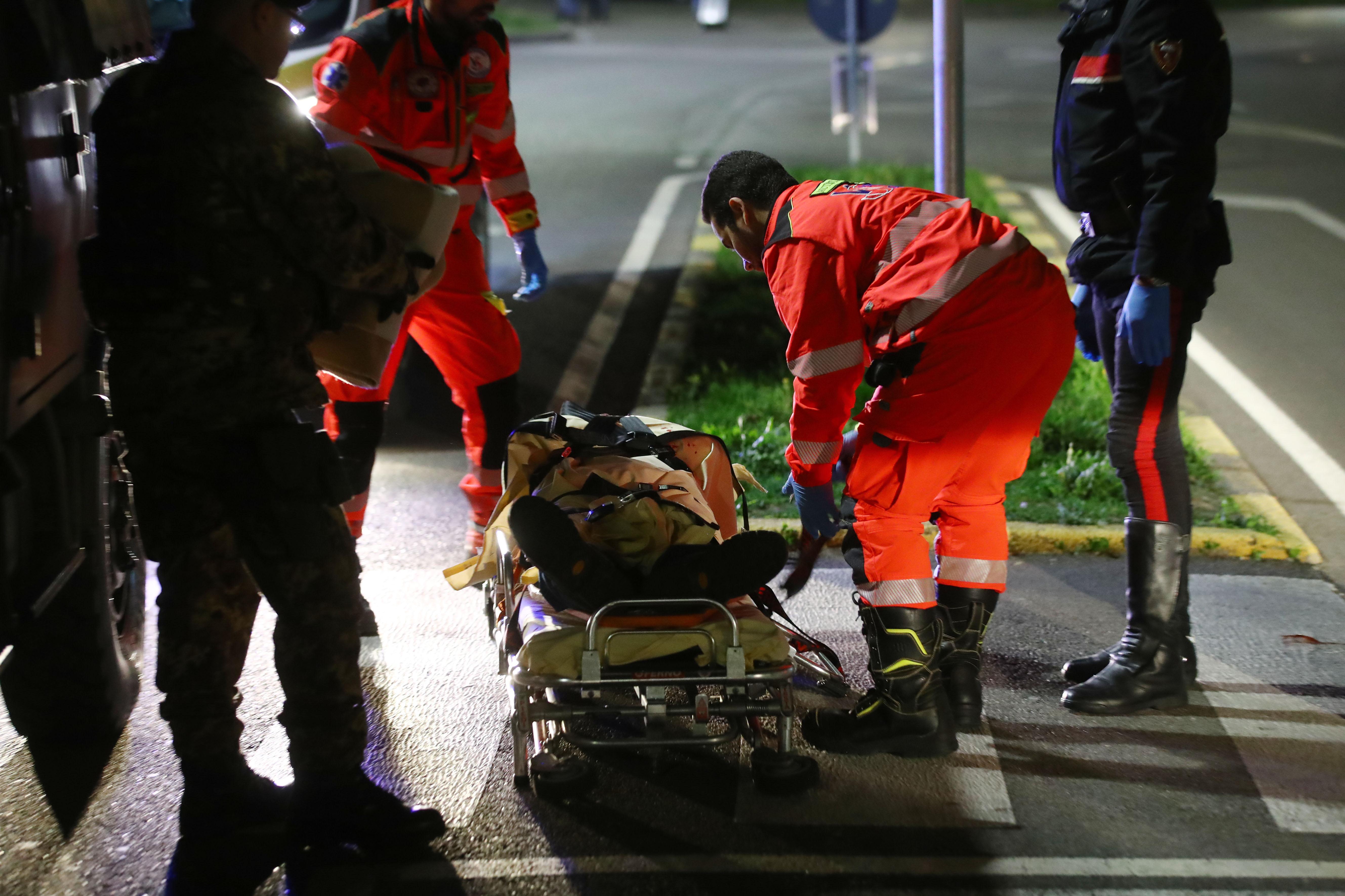 Stava spacciando, scappa ai carabinieri e cade dalle Mura: gravissimo al S.Anna 