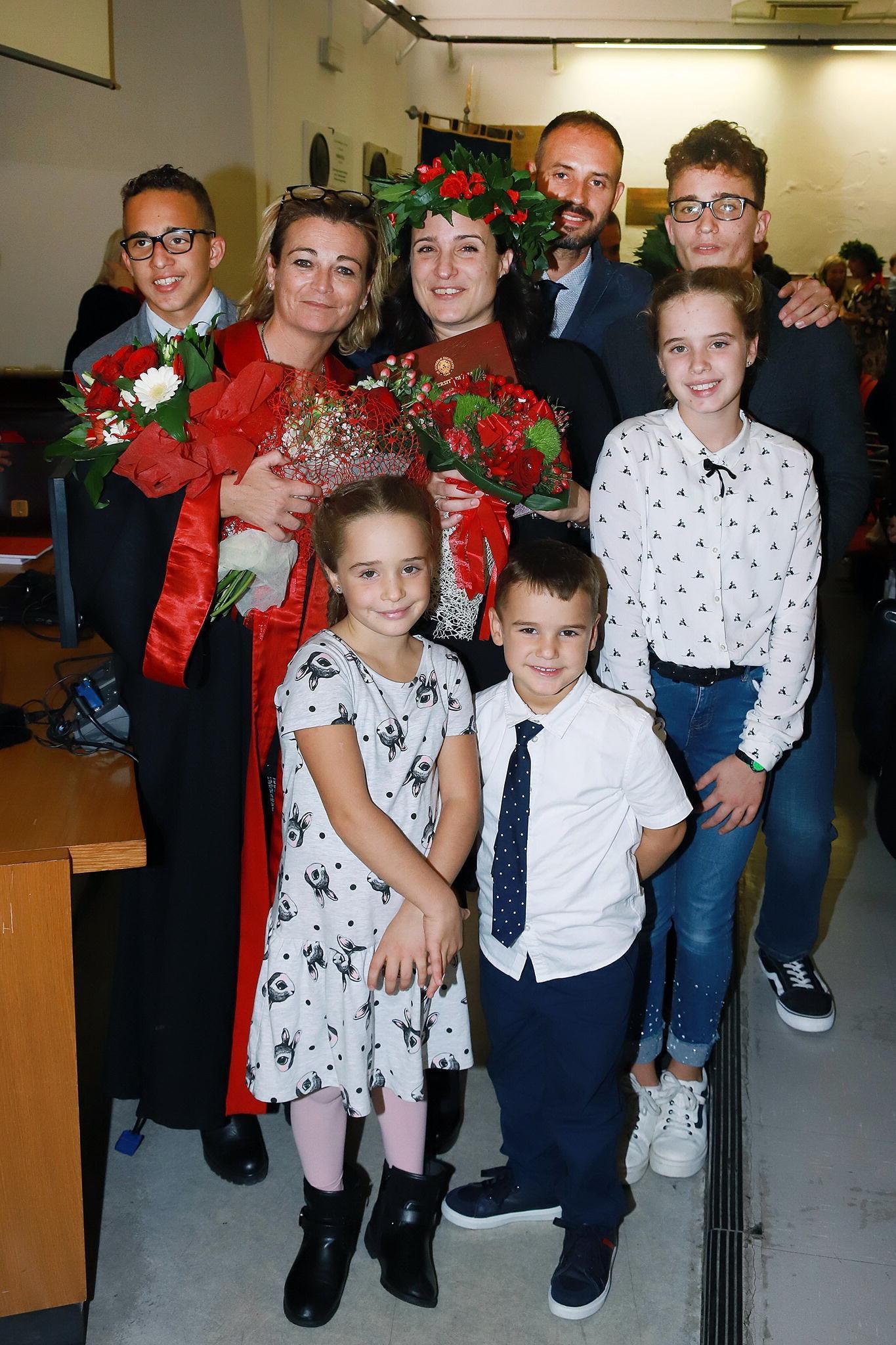 Infermieristica, si laurea supermamma di cinque figli 