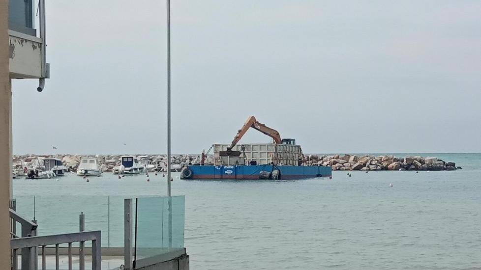 Erosione, la chiatta ferma da 34 giorni, non parte la rimozione degli ormeggi