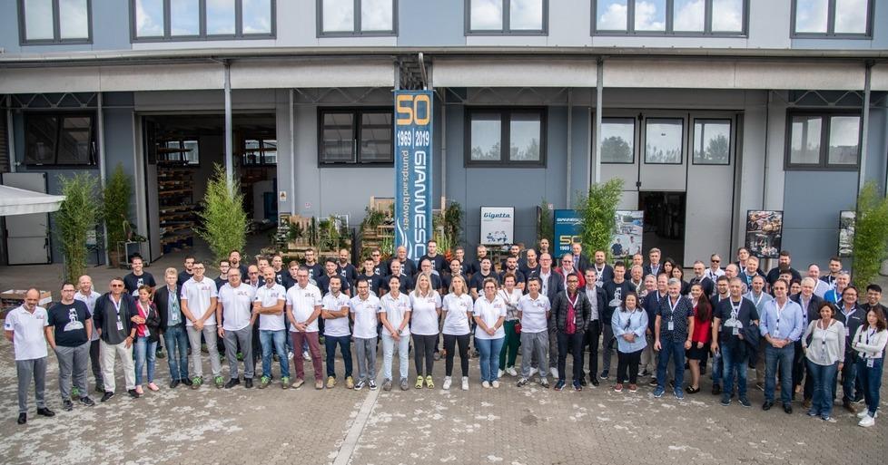 Il maxi team Gianneschi Pumps and Blowers , una delle eccellenze della Versilia nautica