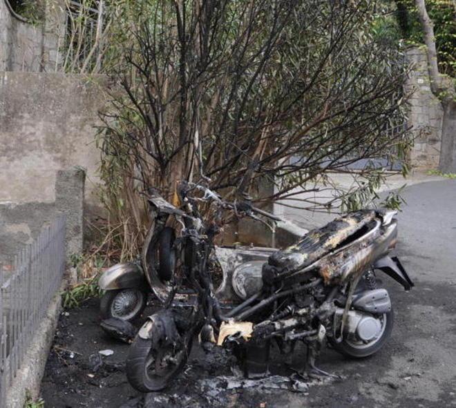A fuoco una vespa e un motorino 