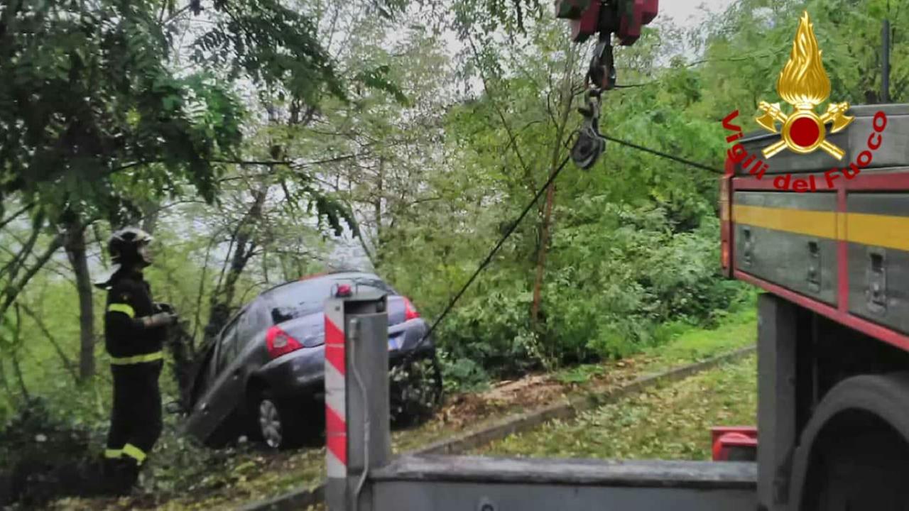Il recupero della vettura da parte dei vigili del fuoco