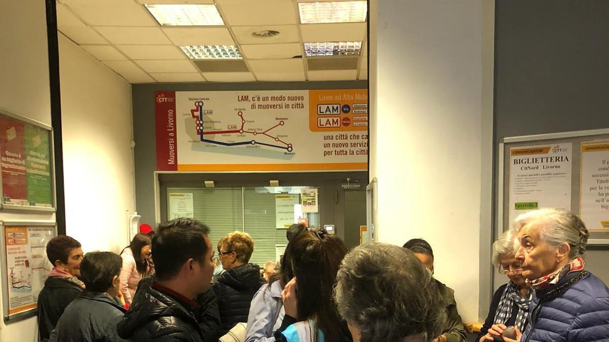 Caos all'ufficio Ctt: centinaia di utenti in fila per sostituire l'abbonamento