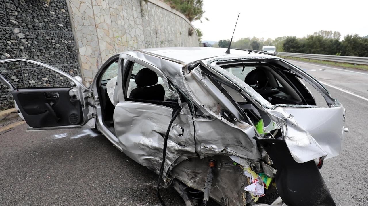 Quello che resta dell'auto della donna (foto Sestini)