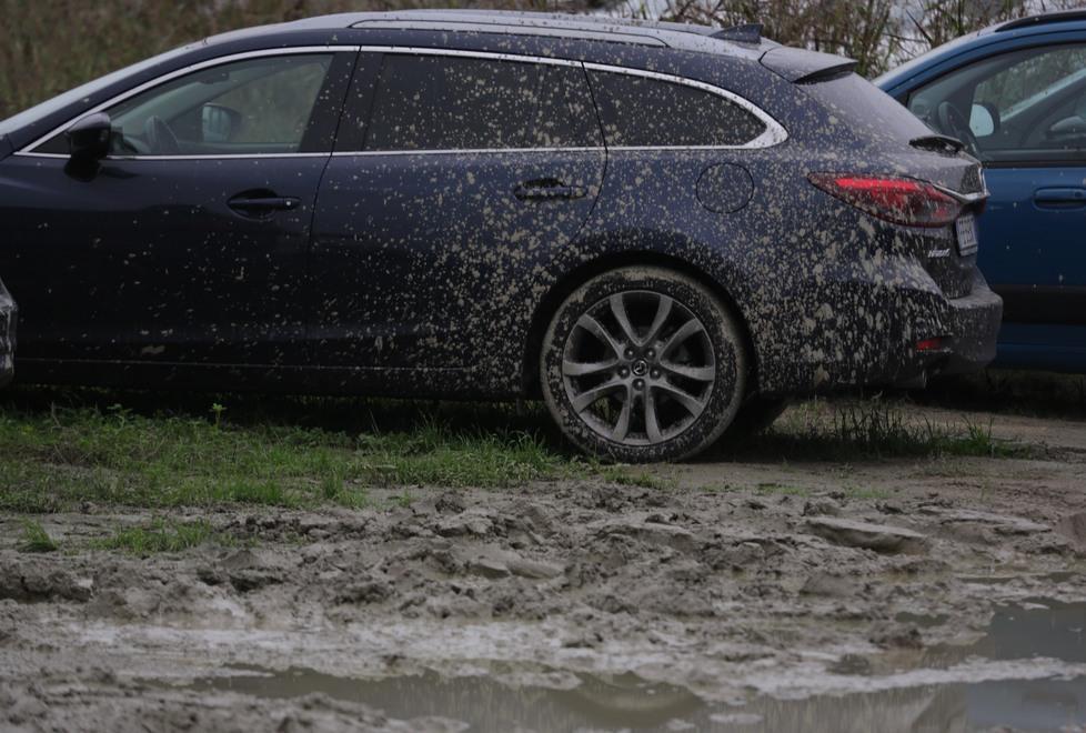 Reggio Emilia, alla Mediopadana non soltanto fango: nel parcheggio piovono anche multe e rimozioni 
