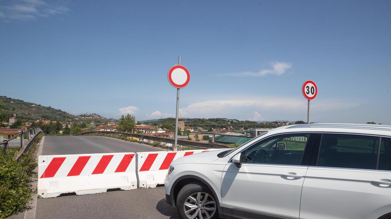 Il ponte degli Alberghi chiuso dagli inizi di giugno (Foto Nucci)