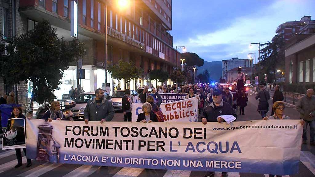 Una immagine della protesta a Massa