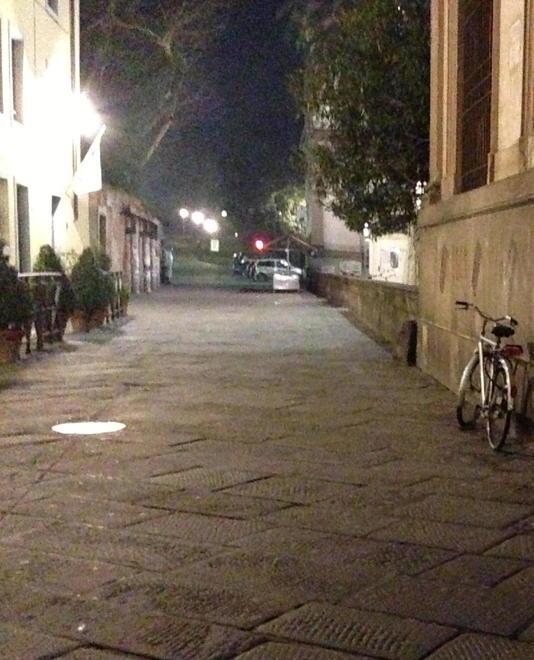 Portano due ragazze in un vicolo in centro e tentano di violentarle 