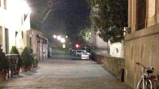 Portano due ragazze in un vicolo in centro e tentano di violentarle